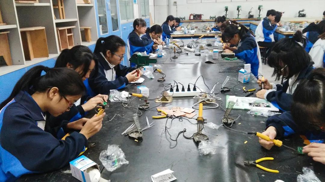 科技创新潜质突出，华阳中学科技创新教育再结硕果获国家级奖项