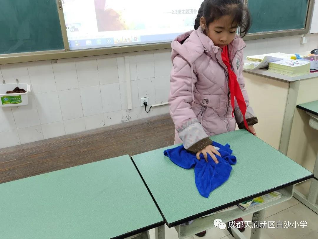 成都天府新区白沙小学开展“爱国卫生大扫除活动周”活动