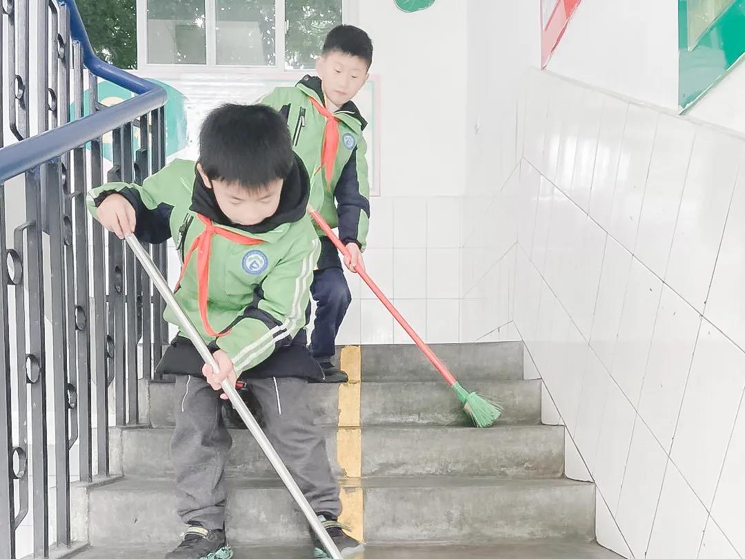 同心战疫，爱国卫生丨记双流区公兴小学爱国卫生大扫除活动