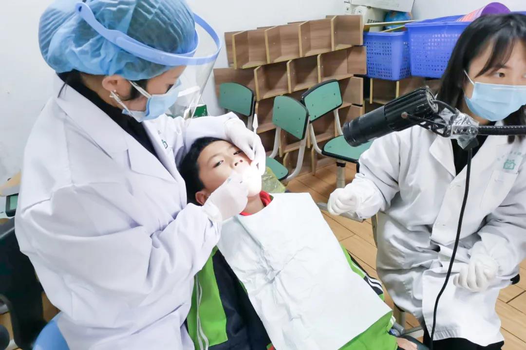成都市双流区公兴小学口腔窝沟封闭检查