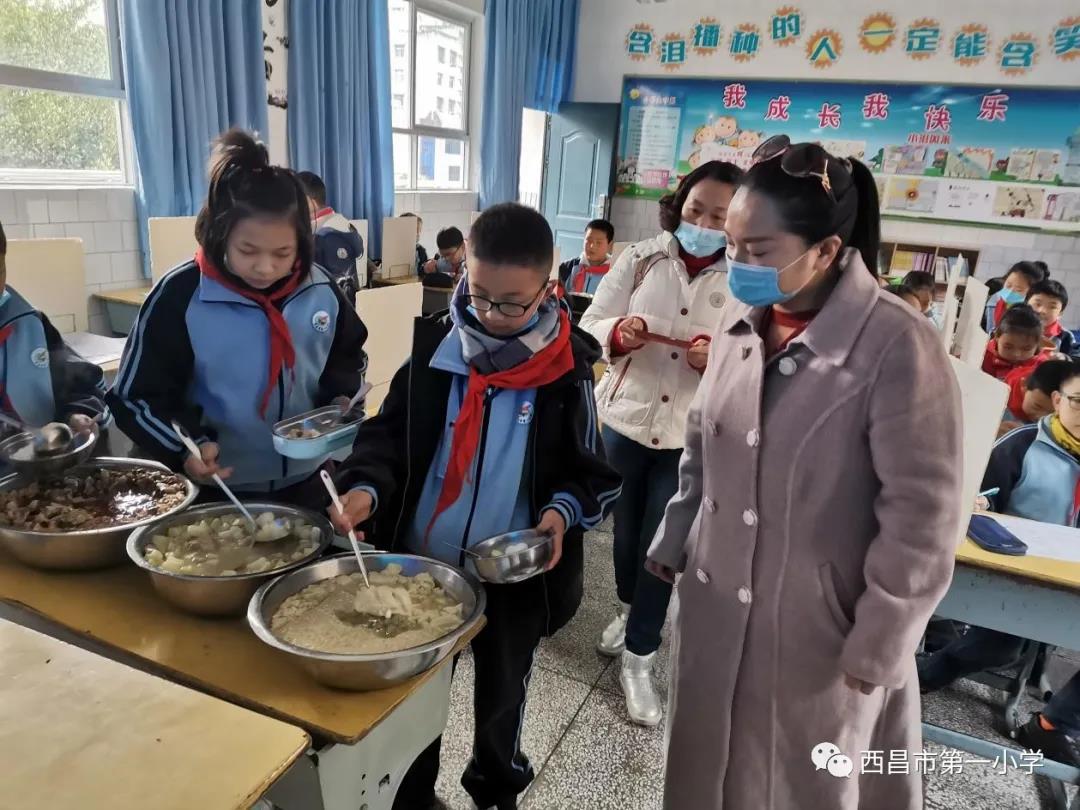 关注食品安全 共建安全校园丨西昌市第一小学开展食堂开放日活动