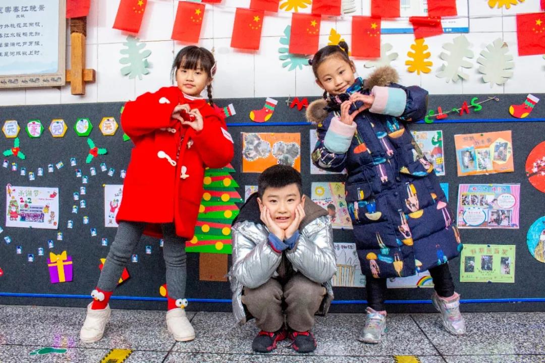 成都天府新区华阳实验小学文化室联合各班级打造班级文化墙