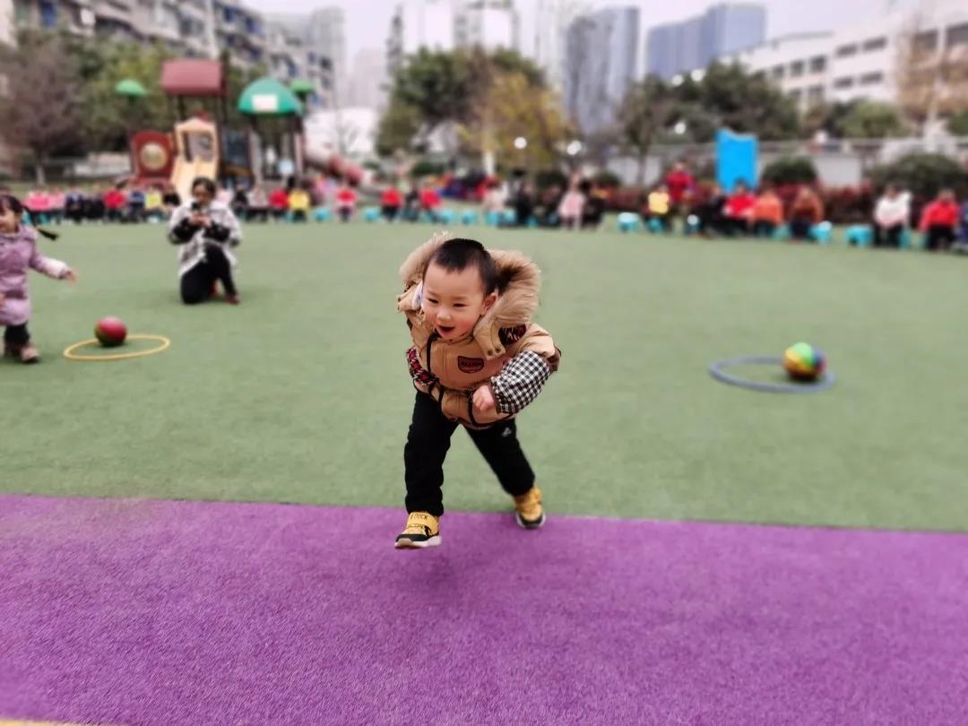绿茵场上“捕获”一群萌宝——记华阳幼儿园西区小班组运动活动