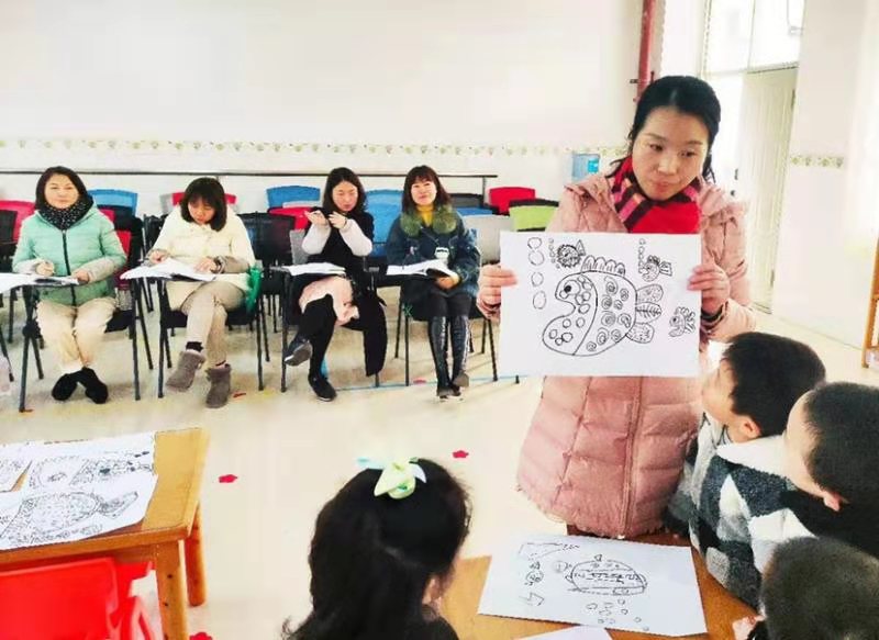 教研与画 同行共美——德阳一幼课改一组线描画教学策略研讨活动