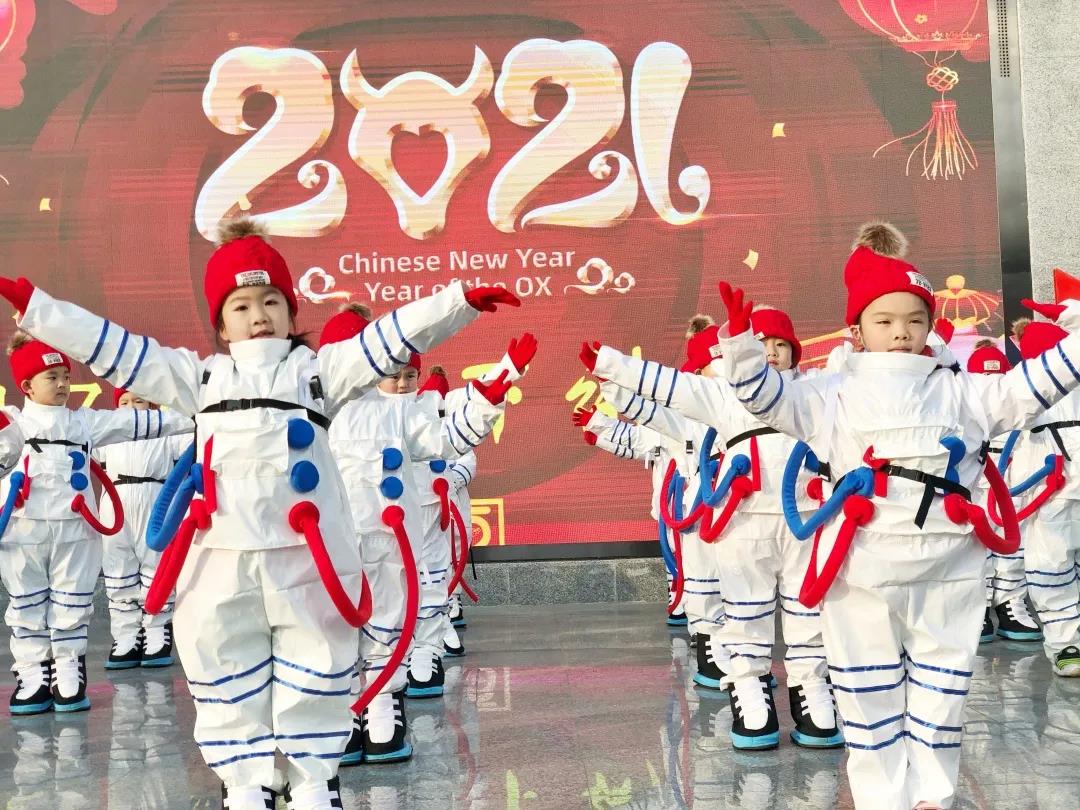 传递温暖，迎接新年丨成都市华阳中学附属小学国旗下讲话