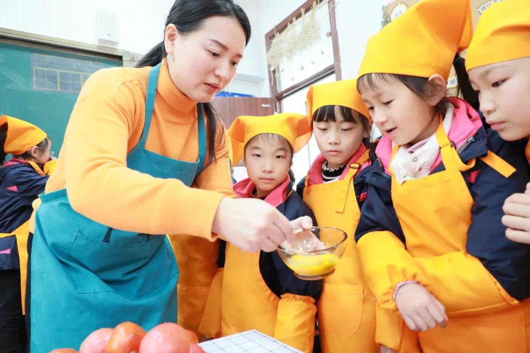 当西红柿“遇见”鸡蛋丨成都市华阳中学附属小学将厨房搬进校园