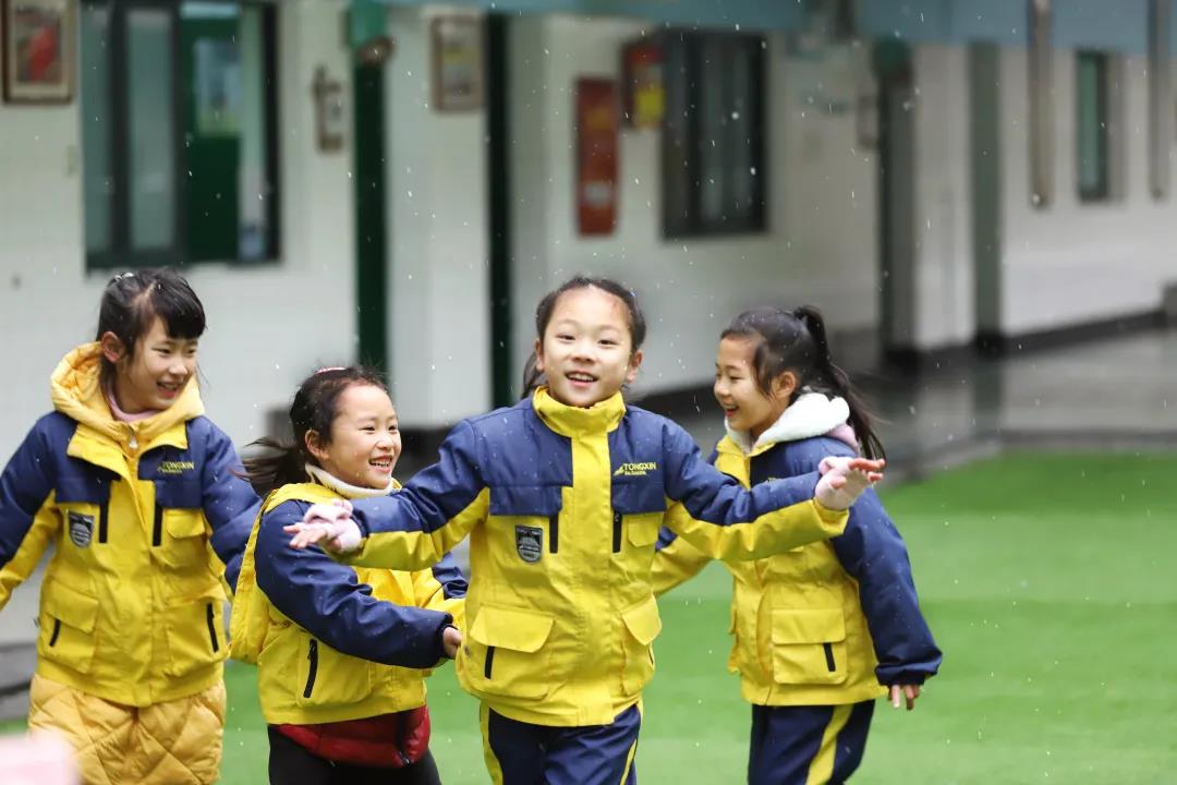 成都天府新区南湖小学：这是一场认真的雪，南小看雪人走起