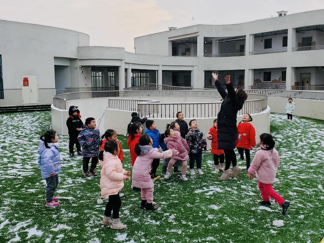 一起来天府新区宁安幼儿园玩雪吧