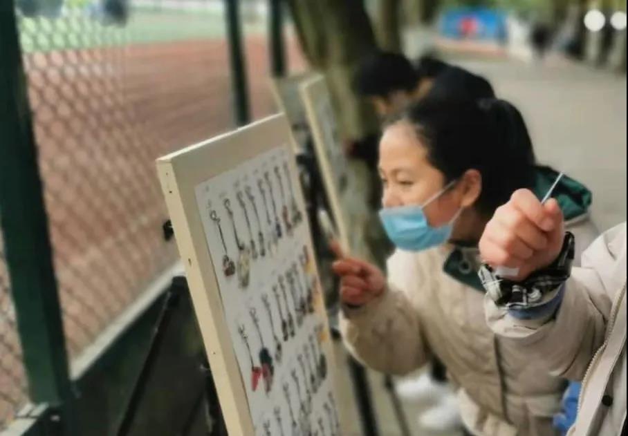 同学胆子好大直接给校长送礼丨初中部美术组举办迎新年书画展活动