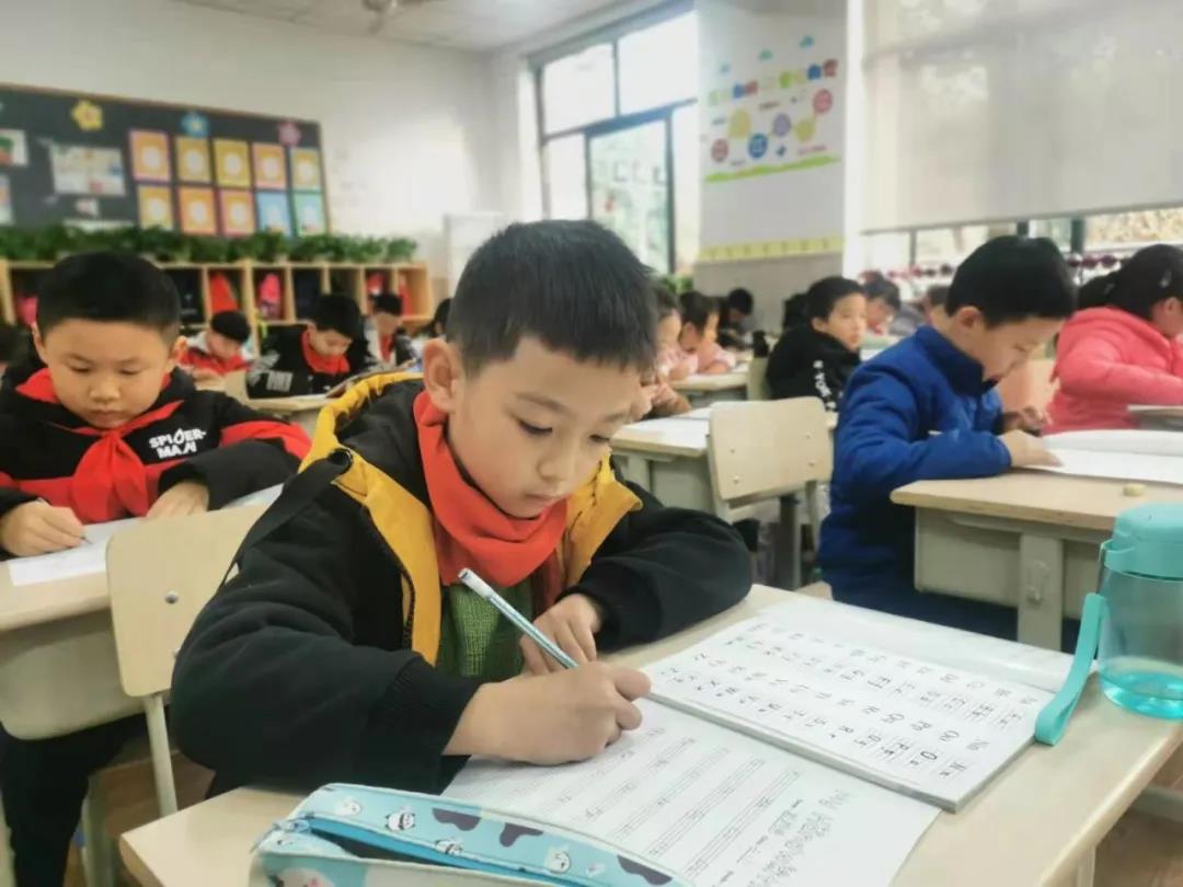 快乐英语——记成都市华阳中学附属小学第二届国际文化节