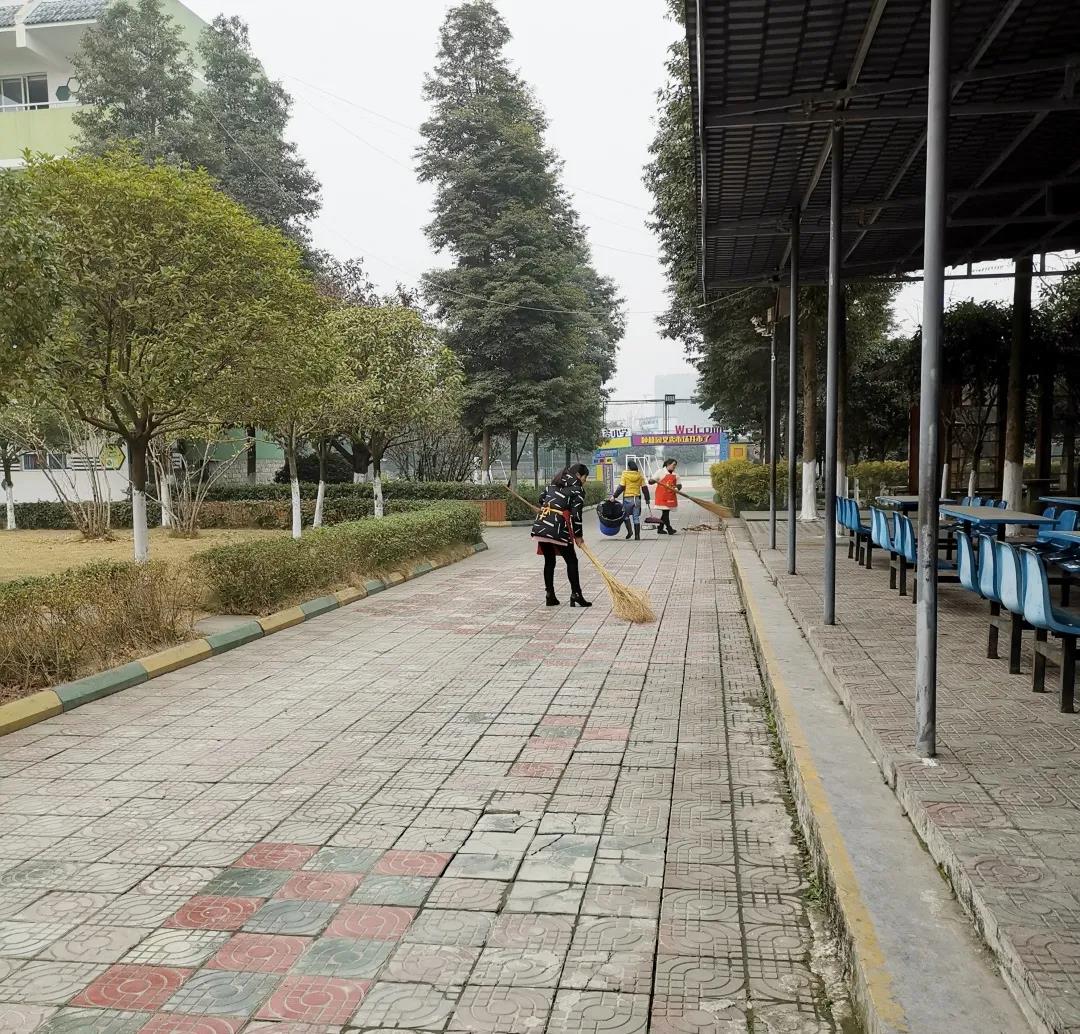 天府新区煎茶小学爱国卫生运动之周末大扫除活动