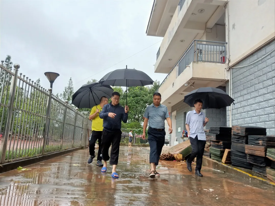 洪灾过后，我们在行动——天府新区煎茶小学领导关怀篇