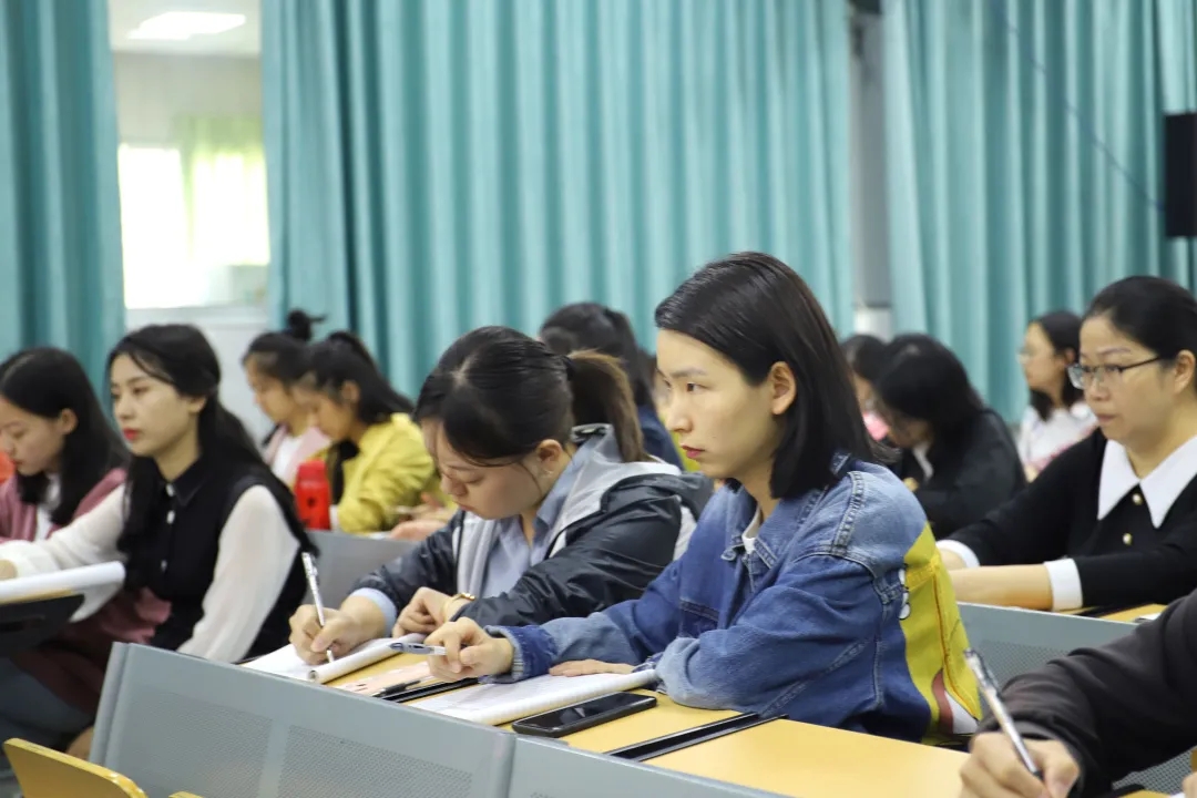 课题研讨促成长 教研助力专业化——南湖小学教师课题研究推进会